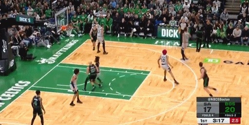 PG Play Store-瞄准镜还是高点好用！杰伦·布朗撤步迎着文班亚马超远三分再中